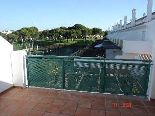 Porche y terrazas a zona padel-piscinas